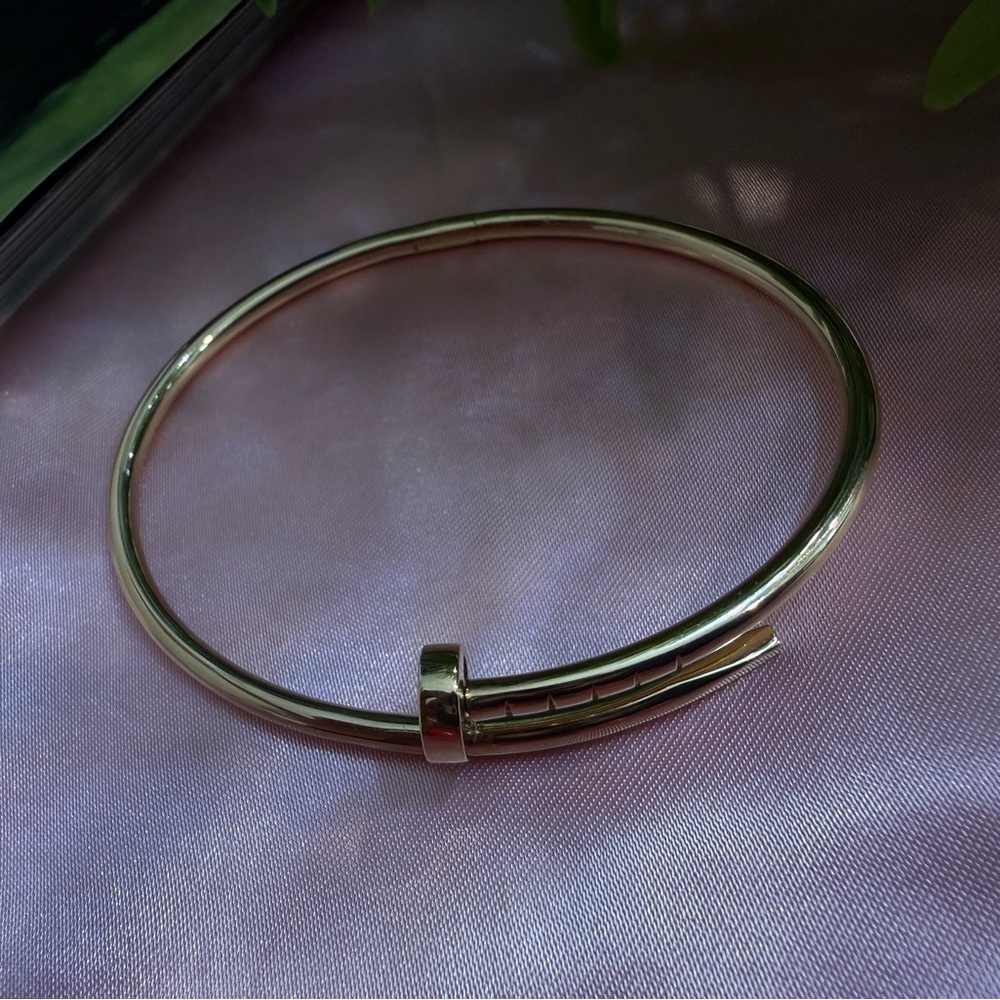 Elegant 18 karats Gold Bangle Bracelet